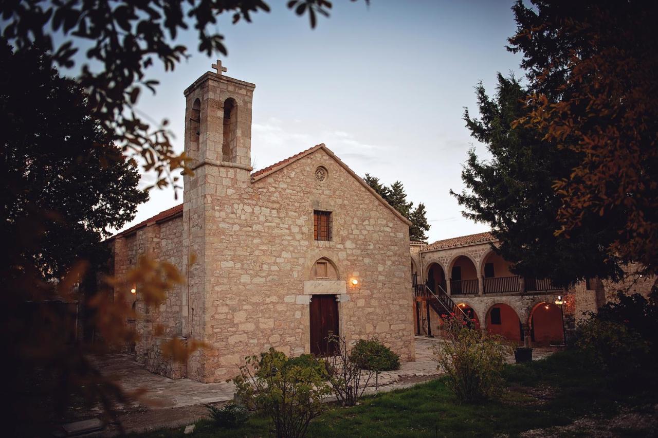 Minthis Resort Tsadha Exteriér fotografie The church of the monastery