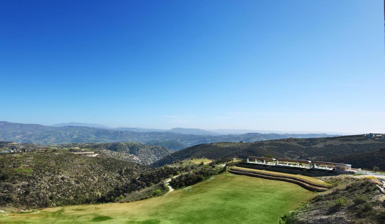 Minthis Resort Tsadha Exteriér fotografie View of the golf course