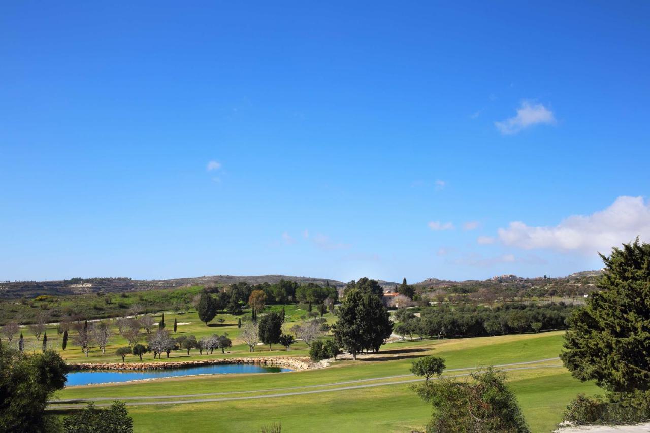 Minthis Resort Tsadha Exteriér fotografie Golf course in Cyprus