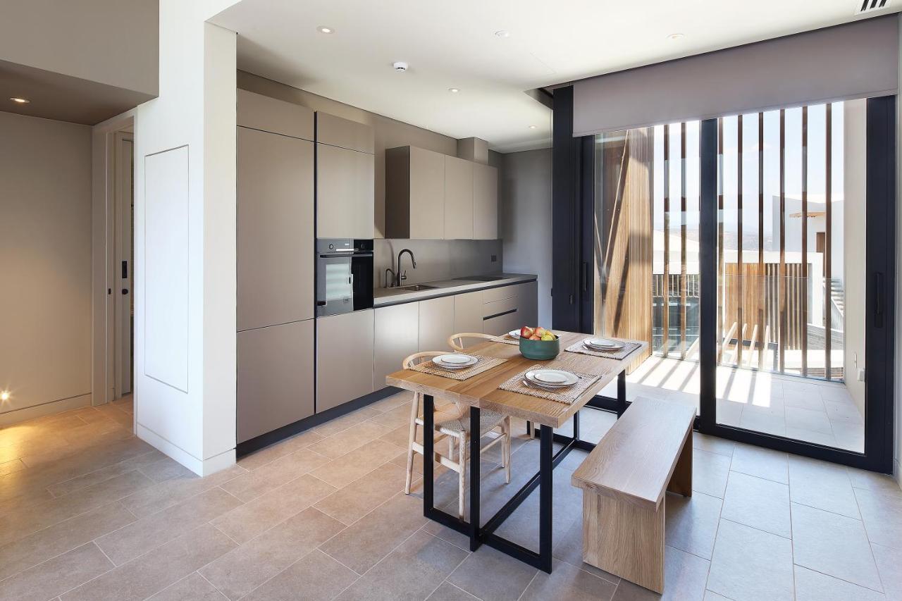 Minthis Resort Tsadha Exteriér fotografie The kitchen and dining area of a typical apartment