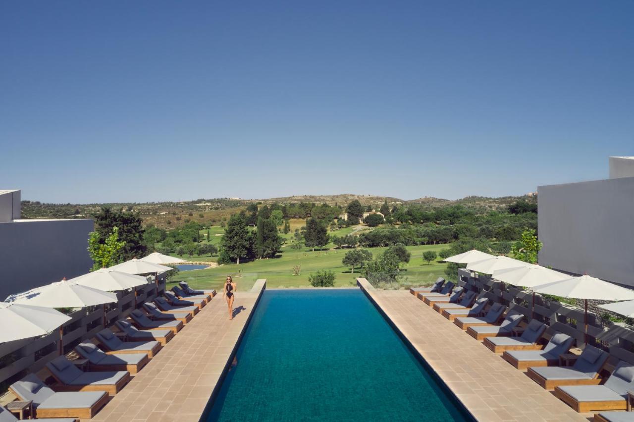 Minthis Resort Tsadha Exteriér fotografie The pool at the hotel