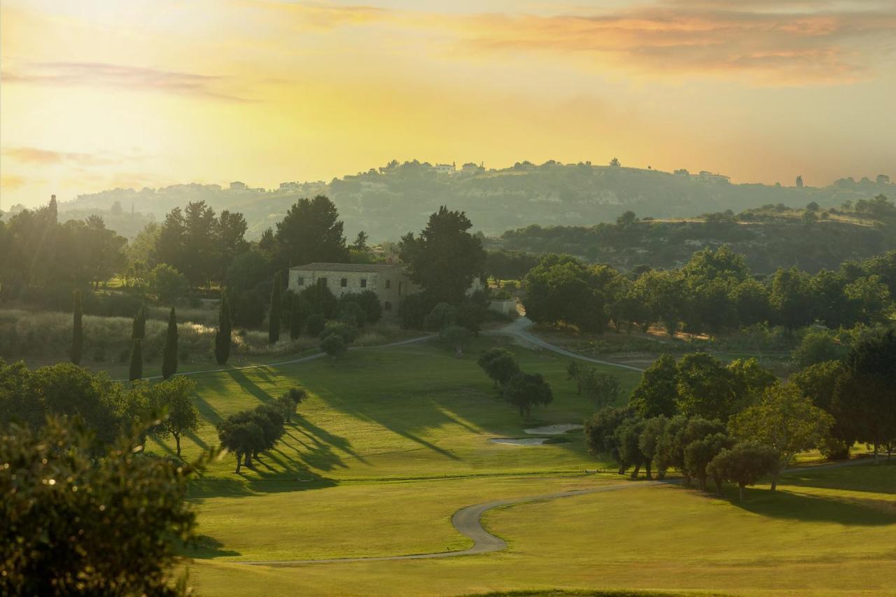 Minthis Resort Tsadha Exteriér fotografie View of the golf course