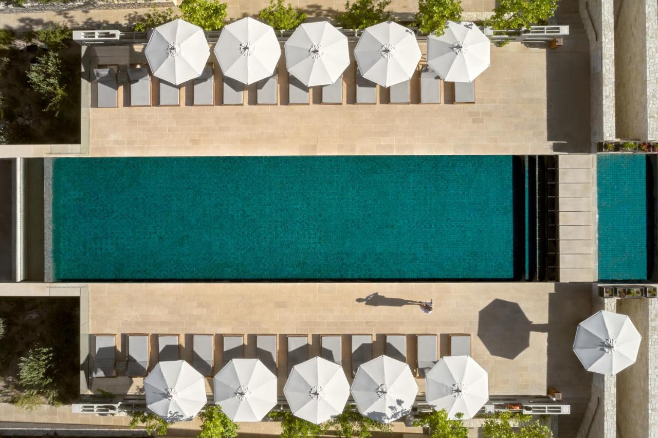 Minthis Resort Tsadha Exteriér fotografie Aerial view of the pool at the Hotel
