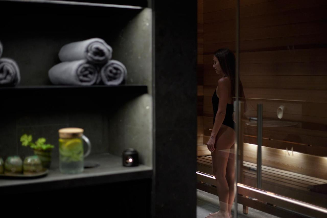 Minthis Resort Tsadha Exteriér fotografie A woman in a sauna