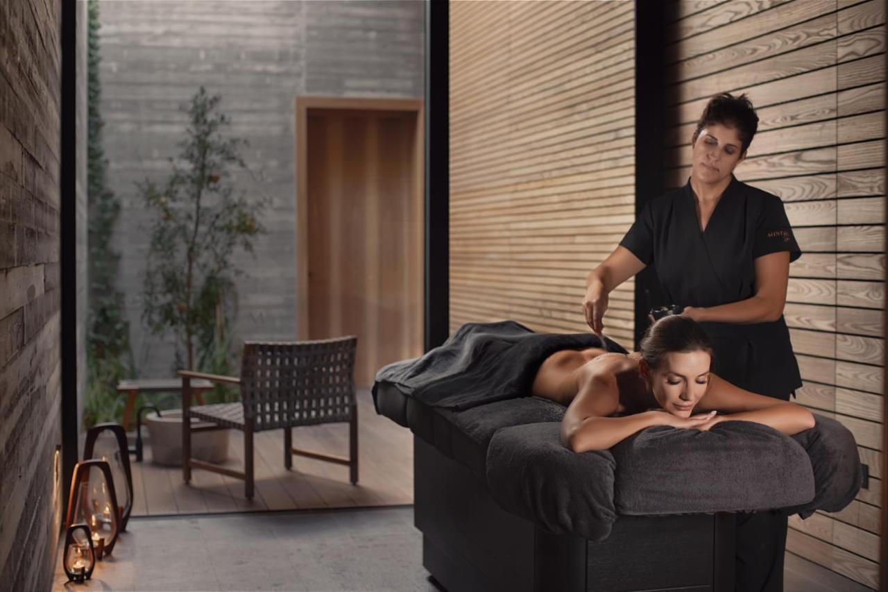 Minthis Resort Tsadha Exteriér fotografie A massage therapist at work