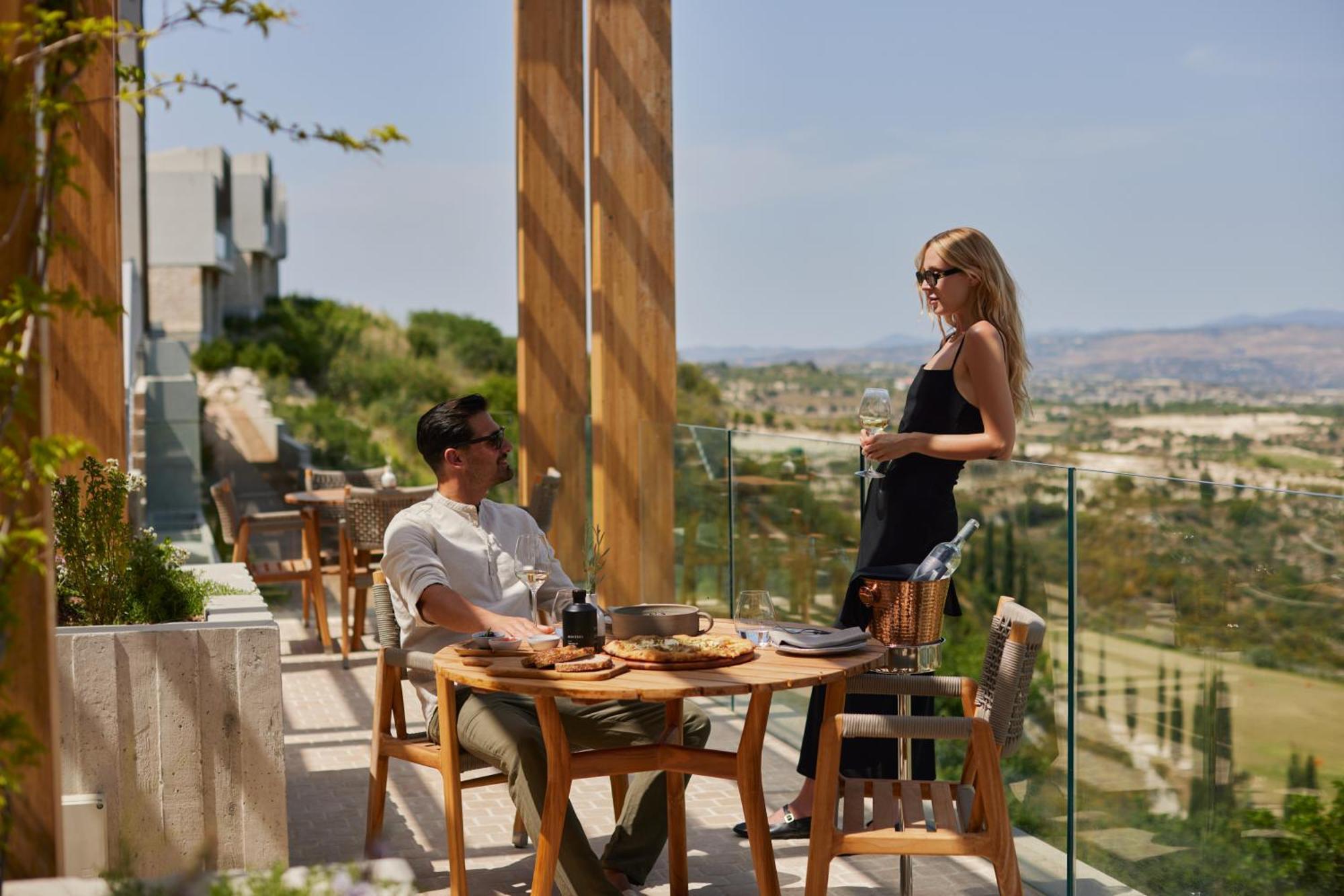Minthis Resort Tsadha Exteriér fotografie The View
